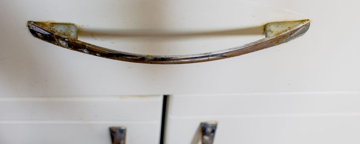 corrosion of bathroom furniture, corrosion on drawer handles, corrosion in the bathroom